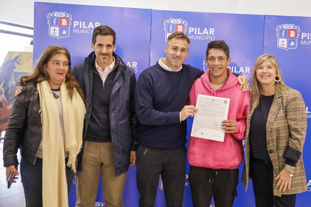 Achával y Álvarez Rodríguez entregaron sus partidas de nacimiento a vecinos de Pilar