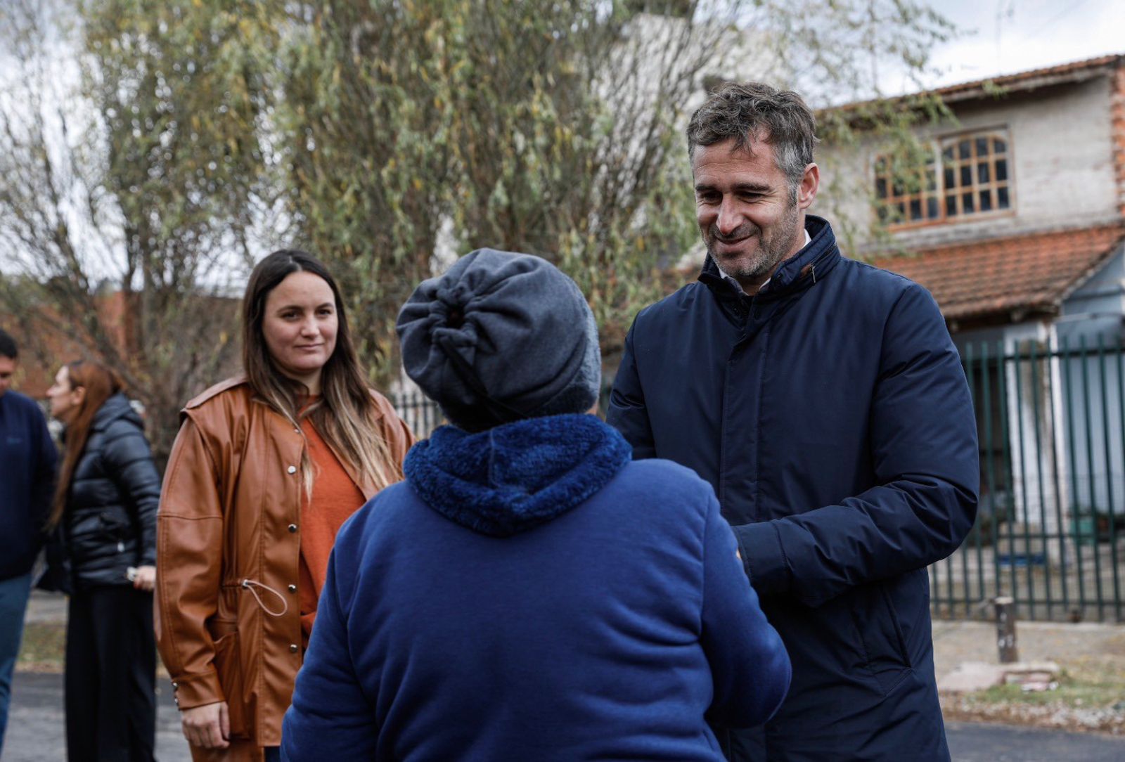 Achával recorrió las obras de asfalto en Manuel Alberti