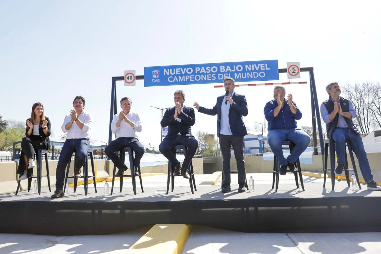 Se inauguró el primer paso bajo nivel de Pilar con con la presencia de Massa