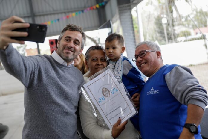 Achával acompañó a los vecinos que recibieron las escrituras de sus hogares