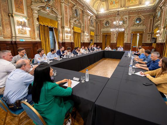 Achával, junto a intendentes del conurbano, se reunió con Kicillof