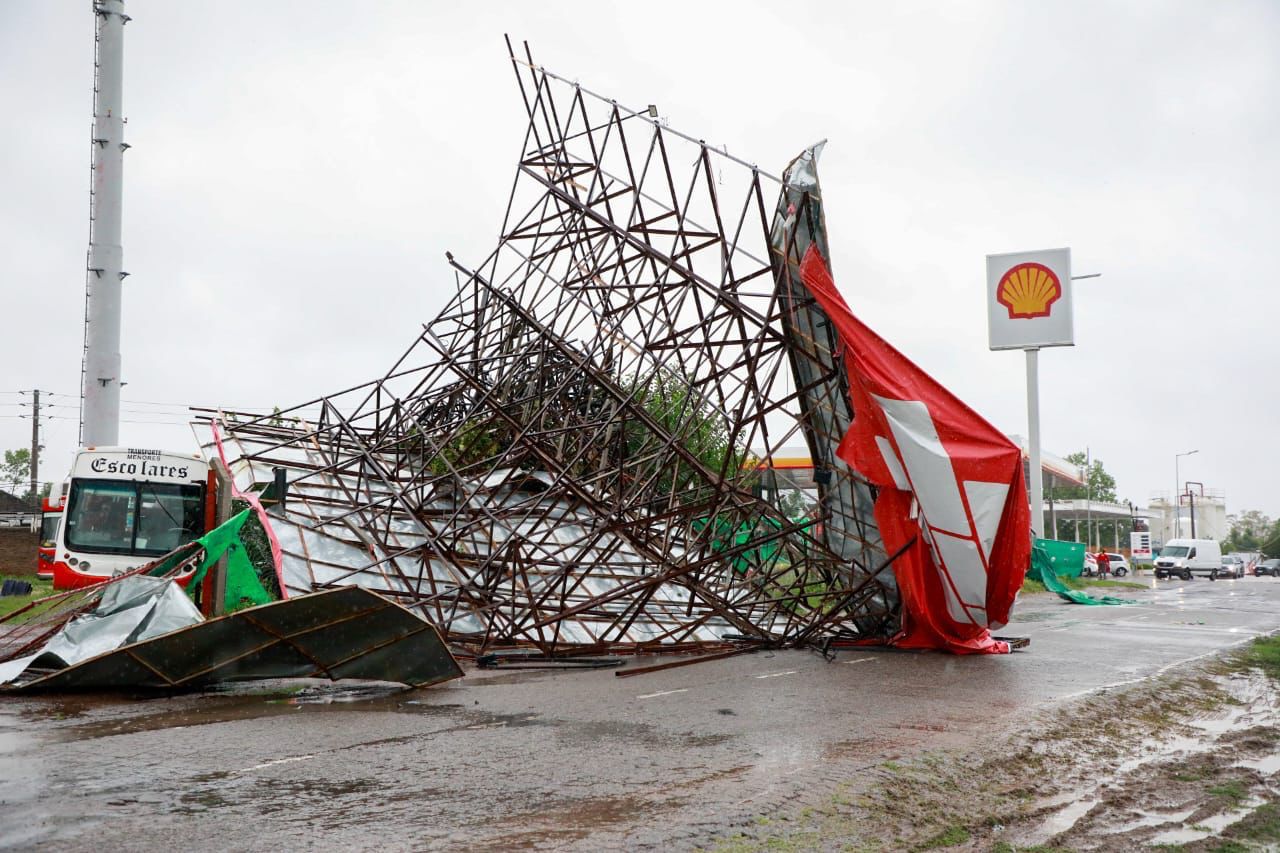 Achaval recorrio los puntos afectados por el temporal en Pilar