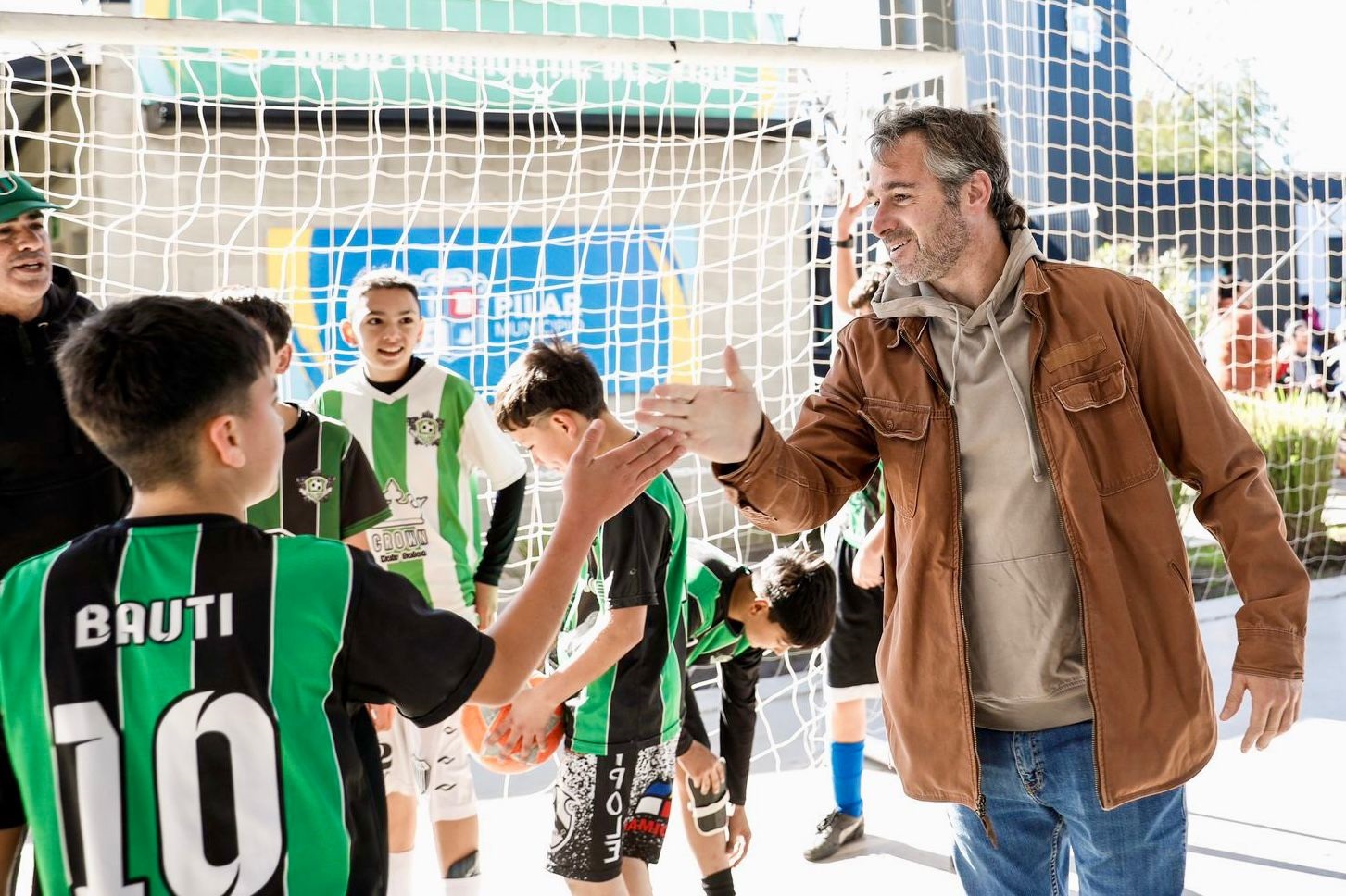 Achával con los jóvenes de la Liga Municipal de fútbol: «Seguimos acompañando al deporte pilarense»