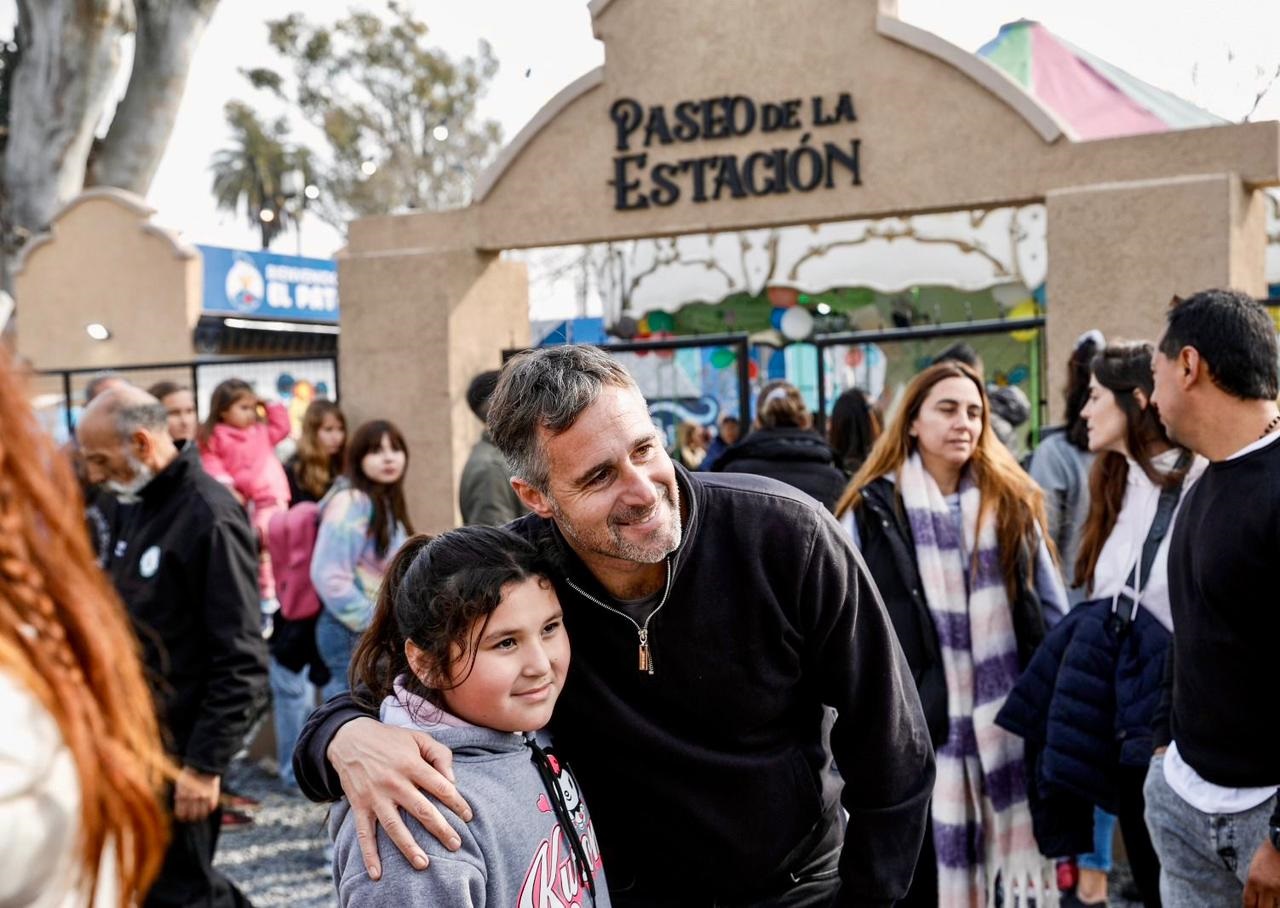 Achával compartió con las familias de Pilar la apertura del Paseo de la Estación