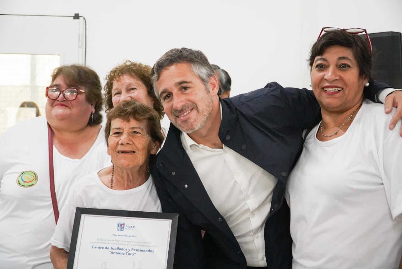 *Achával acompañó a los centros de jubilados que recibieron su personería jurídica*