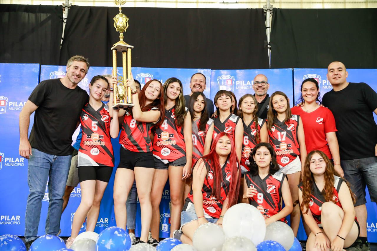 *Achával acompañó a los jóvenes en el cierre de las Ligas Municipales de voley y hockey*