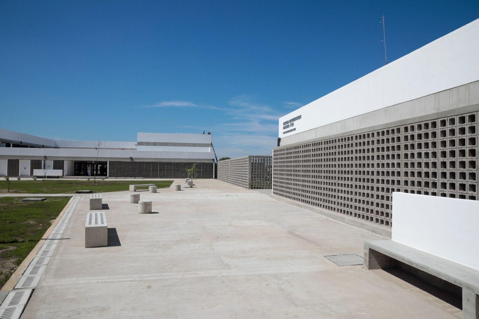 *Achával recorrió el avance de la obra del Polo Educativo de Villa Luján*