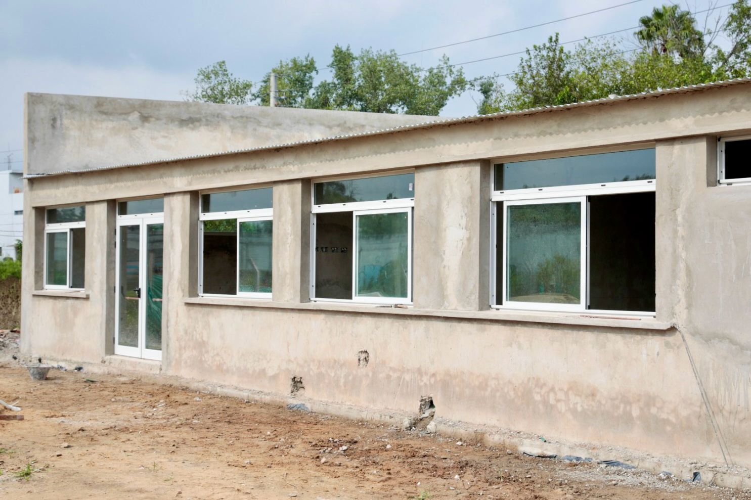 *Achával recorrió la construcción de la secundaria 28 de Villa Morra*