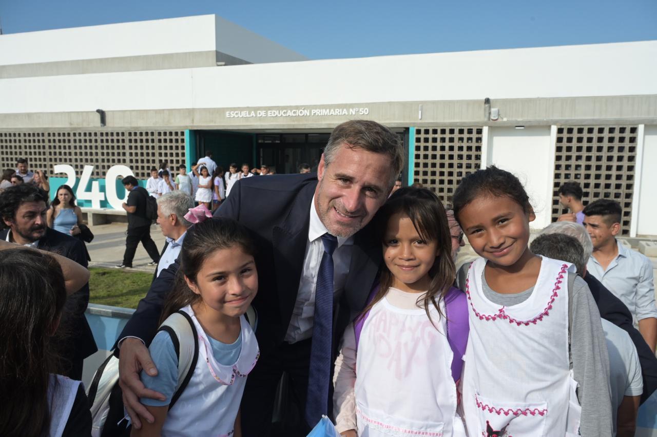 *En el inicio de clases Achával inauguró el Polo Educativo de Villa Luján junto a Axel Kicillof*