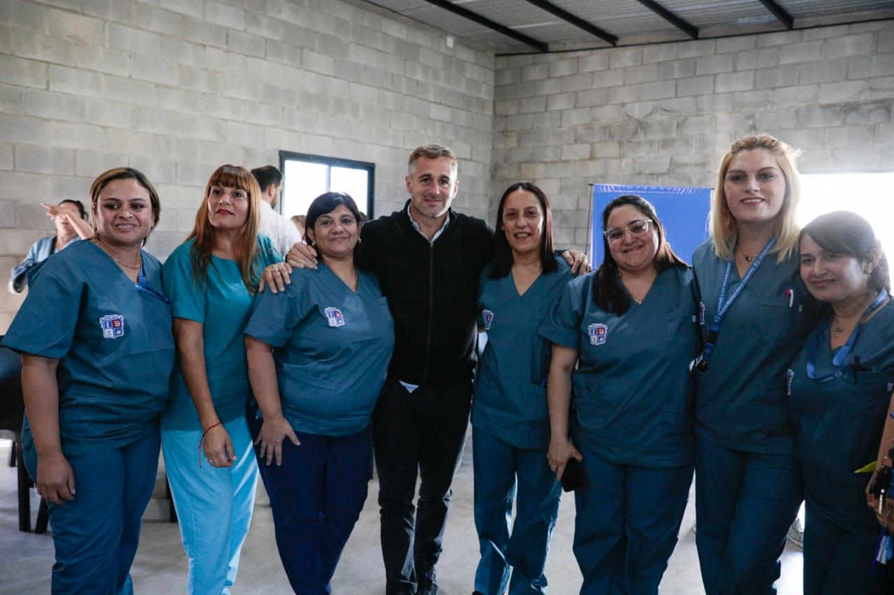 *Achával reconoció a los enfermeros de Pilar en su día*